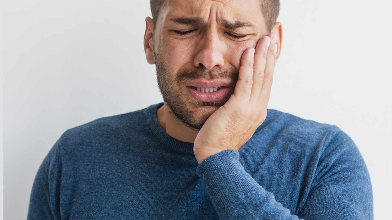 homem-com-dor-segurando-uma-mao-no-rosto (1)